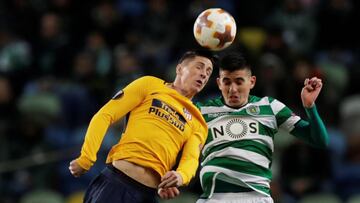 Soccer Football - Europa League Quarter Final Second Leg - Sporting CP v Atletico Madrid - Estadio Jose Alvalade, Lisbon, Portugal - April 12, 2018 Atletico Madrid's Fernando Torres in action with Sporting's Rodrigo Battaglia REUTERS/Rafael