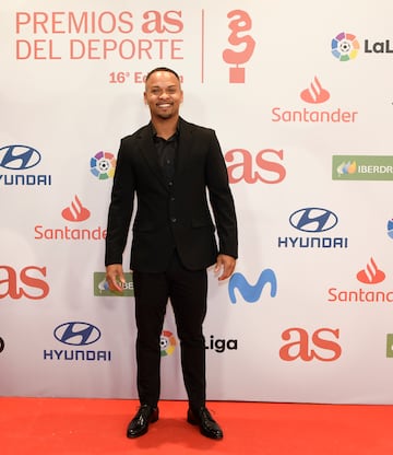 Ray Zapata, posando en la alfombra roja de los Premios AS.




