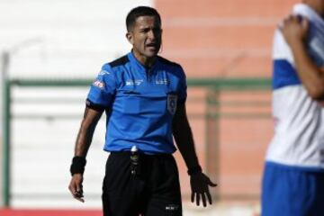 Futbol, Cobresal vs Universidad Catolica
Septima fecha, campeonato de clausura 2016/17
El arbitro Rafael Troncoso es fotografiado durante el partido de primera division Entre Cobresal y Universidad Catolica disputado en el estadio El Cobre de El Salvador, Chile.
19/03/2017
Andres Pina/Photosport
***********
Football, Cobresal vs Universidad Catolica
7th date, Clousure Championship 2016/17
Referee Rafael Troncoso is pictured during the first division football match between Cobresal and Universidad Catolica at the El Cobre stadium in El Salvador, Chile.
19/03/2017
Andres Pina/Photosport