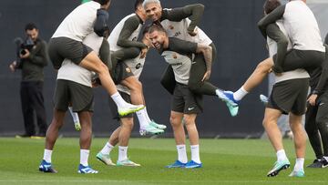 Iñigo Martínez, con Araújo en un entrenamiento.