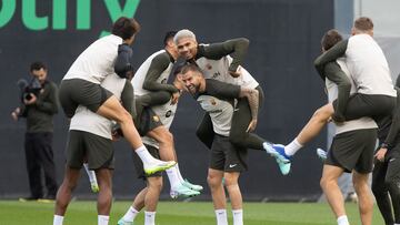 Iñigo Martínez, con Araújo en un entrenamiento.