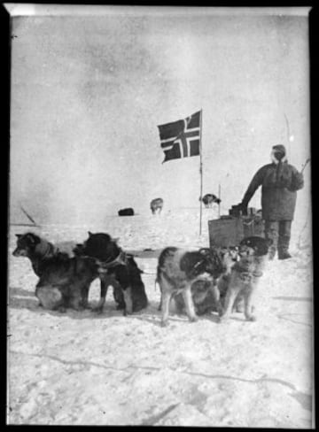 El 14 de diciembre de 1911, Roald Amundsen y su expedición, a 23 grados bajo cero, se convertían en los primeros en conquistar el Polo Sur.