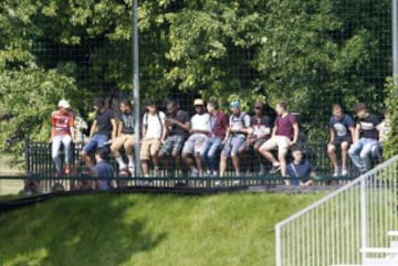 Algunos aficionados se acercaron para presenciar el entrenamiento del Real Madrid. 