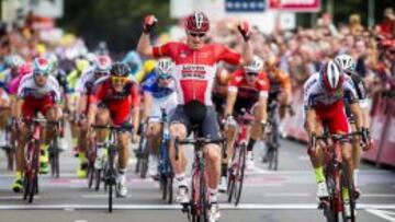 Andre Greipel, del equipo Lotto Soudal, cruza la línea de meta como vencedor de la segunda etapa del Eneco tour.