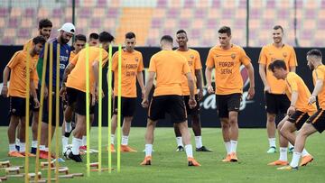 El Roma entrena con camisetas de apoyo a Sean Cox.