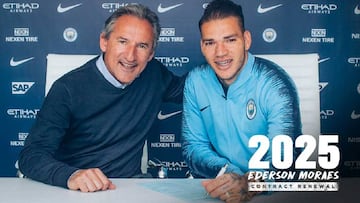 Txiki Begiristain y Edesron Moraes (Manchester City), durante la forma de la renovaci&oacute;n del portero.