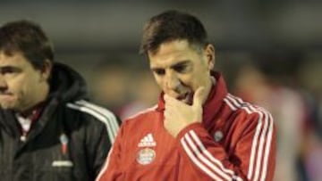 Berizzo pensativo durante el encuentro.