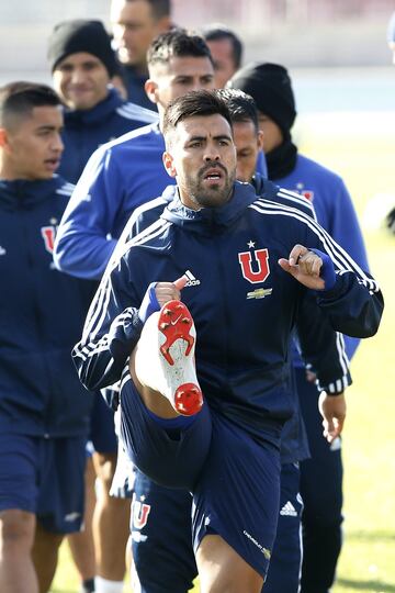 Hinchas de Universidad de Chile realizan el tradicional Banderazo previo al Superclásico. En la fotografía Gonzalo Espinoza.