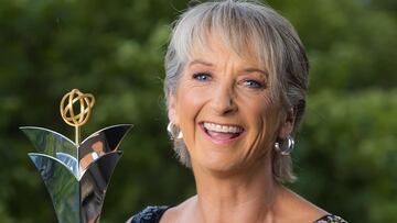 Layne Beachley con el premio Dawn