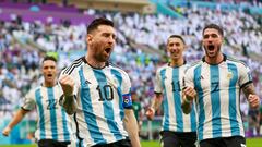 Lionel Messi festeja con sus compañeros el gol en contra de Arabia Saudita.