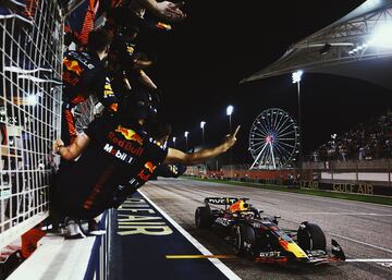 Alegría del equipo Red Bull tras la victoria de su piloto Max Verstappen.