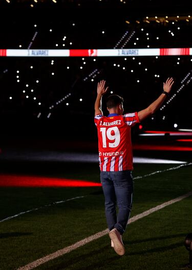 El Atleti recibe a sus 12 nuevos fichajes con una fiesta multitudinaria en el Metropolitano. Julián Álvarez nuevo fichaje del Atlético.