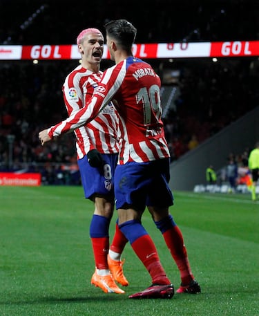 Antoine Griezmann celebra con Álvaro Morata el 1-0 para el Atlético de Madrid. 