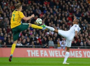 Fabian Delph y Arturas Zulpa.