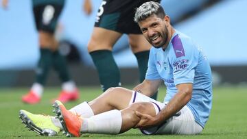 Agüero se resiente de un golpe en un partido del City.