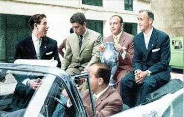 En la imagen, los jugadores del Real Madrid ofrecen la quinta Copa de Europa a los aficionados por las calles de la Capital tras ganar al Eintracht Frankfurt por 7-3 el 18 de mayo de 1960. 