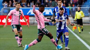 GRAF7851. VITORIA, 05/01/2020.- El centrocampista brasileño del Betis Emerson de Souza (2d) pelea un balón con el centrocampista del Alavés Luis Rioja (d) durante el partido de laLiga que se disputa este domingo en el estadio de Mendi