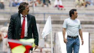 FUTBOL MEXICANO APERTURA 2002
MEXSPORT DIGITAL IMAGE
25 August 2002:  Action photo of Ricardo Lavolpe coach of Toluca (L) and Hugo Sanchez coach of Pumas (R), during week game of the Torneo de Apertura./Foto de accion de Ricardo Lavolpe  entrenador del Toluca (I) y Hugo Sanchez entrenador de Pumas (D), durante juego de la semana 4 del Torneo de Apertura. MEXSPORT/DAVID LEAH