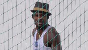 <b>SONRIENTE. </b>Emaná se apoyaba ayer en unas muletas.