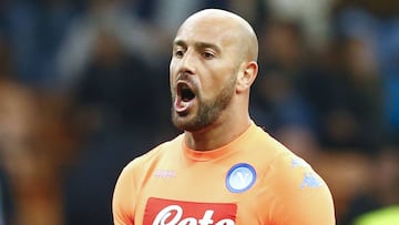 Football Soccer - Inter Milan v Napoli - Italian Serie A - San Siro Stadium, Milan, Italy - 30/04/2017 Napoli's goalkeeper Pepe Reina celebrates at the end of the match against Inter Milan. REUTERS/Stefano Rellandini