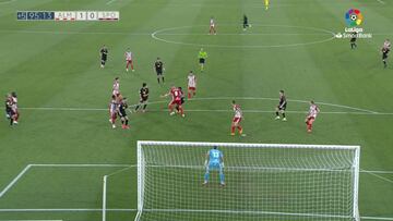 Minuto 95 y toda la zona noble de Segunda mirándolo: el posible penalti del Almería