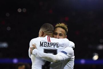 Neymar hugs Mbappé.