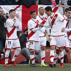 El Rayo se da un festín ante el Huesca y recorta distancias