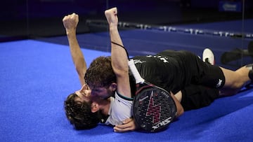 Stupaczuk en el suelo se abraza con Mike Yanguas.