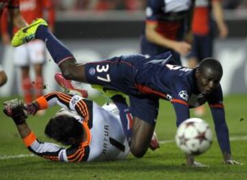 Benfica-PSG. Kalifa Traore y Artur Moraes.