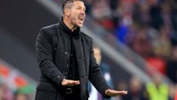 El entrenador argentino del Athletico de Madrid, Diego Simeone, durante el partido de Liga en Primera División disputado esta noche en el estadio de San Mamés, en Bilbao.