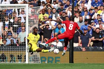 La imagen de Rüdiger, cuyo fichaje futuro por el Real Madrid está prácticamente cerrado, en la final de la FA Cup disputada entre el Chelsea y el Liverpool en el mítico Wembley alcanzó una gran repercusión viral. En su acción defensiva ante Keita parece que volaba, con las manos atrás, eso sí, para evitar la amenaza del penalti.
