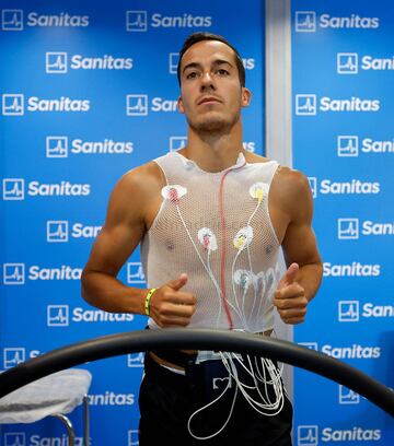 Lucas Vázquez pasando el reconocimiento médico.