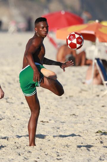 Vinicius disfruta de sus vacaciones en las playas de Río