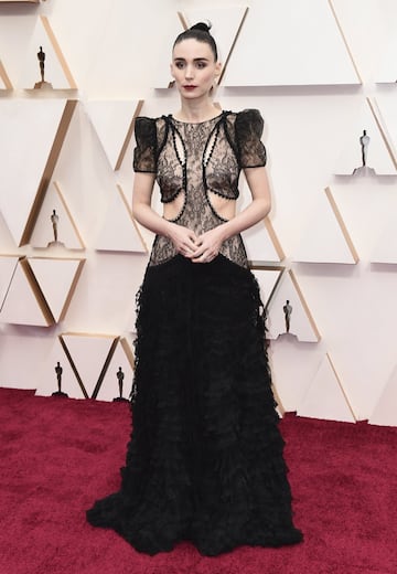 La actriz Rooney Mara posó con un vestido negro de  Alexander McQueen abierto por la cintura. 