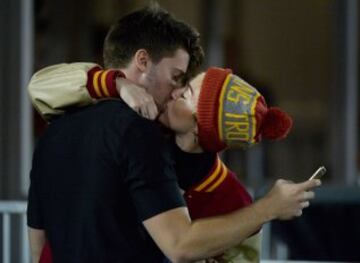 Miley Cyrus besa a Patrick Schwarzenegger durante un partido de la NFL en 2014.