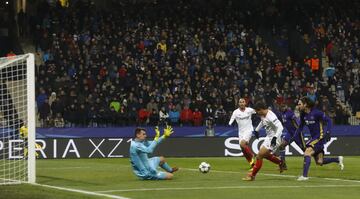 Ben Yedder y Handanovic.