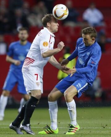 Michael Krohn-Delhi disputa un balón con el centrocampista Frederik Aursnes.