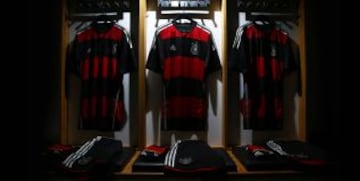 Adidas presenta la segunda equipación de alemania para el Mundial de Brasil 2014. El equipo del entrenador Joachim Löw jugará por primera vez con camisetas con rayas horizontales negras y rojas.
