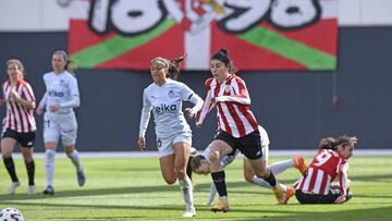 Luc&iacute;a Garc&iacute;a inicia una carrera con el bal&oacute;n.