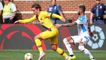 ANN ARBOR, MICHIGAN - AUGUST 10:  Antoine Griezmann #17 of FC Barcelona is pursued by Elseid Hysaj #23 of SSC Napoli during the 2019 International Champions Cup match at Michigan Stadium on August 10, 2019 in Ann Arbor, Michigan. (Photo by Gregory Shamus/