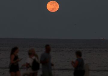 La luna de sangre vista desde Ciudad del Cabo, Sud¨¢frica.
