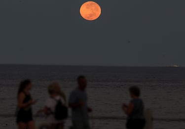 La luna de sangre vista desde Ciudad del Cabo, Sudáfrica.