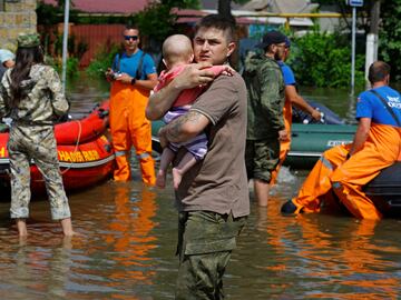 Evacuación de residentes de un área inundada tras el colapso de la represa de Nova Kakhovka en el curso del conflicto entre Rusia y Ucrania, en la ciudad de Hola Prystan en la región de Jersón.