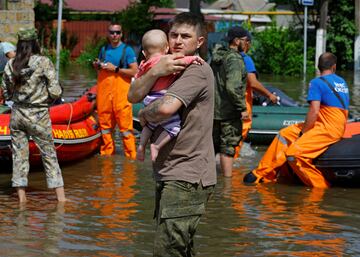 Evacuación de residentes de un área inundada tras el colapso de la represa de Nova Kakhovka en el curso del conflicto entre Rusia y Ucrania, en la ciudad de Hola Prystan en la región de Jersón.