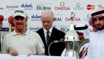 <b>COPA Y PURO. </b>Jiménez posa feliz con el trofeo que le acredita como ganador del Dubai Desert Classic.