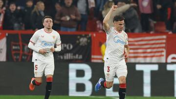 SEVILLA, 11/01/2025.- El defensa del Sevilla Adrià Pedrosa (d) celebra su gol durante el partido de la jornada 19 de LaLiga que Sevilla FC y Valencia CF disputan este sábado en el Ramón Sánchez-Pizjuán, en Sevilla. EFE/Julio Muñoz
