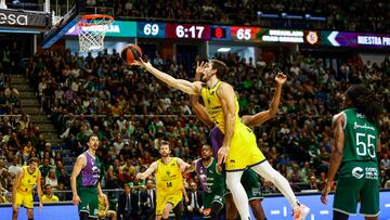 MÁLAGA, 13/01/2024.- El pívot estadounidense del Gran Canaria Ethan Happ lanza a canasta durante el partido de Liga Endesa ante el Unicaja que se disputa este sábado en el Martín Carpena de Málaga. EFE/ Jorge Zapata
