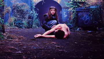 Un cadáver que aparece en cuatro épocas distintas apunta a ser el nuevo pelotazo de Netflix