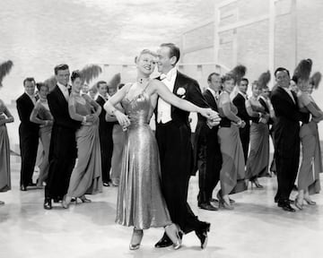 Fred Astaire (1899 - 1987) y Ginger Rogers (1911 - 1995) protagonizaron 10 películas en las que mostraban su química interpretando números de baile para gozo de los espectadores. A pesar de que solían representar papeles de parejas sentimentales, no solían besarse en las películas. Y todo se debía a una cláusula que pedía la esposa de Astaire, celosa de Rogers, que temía que la química en las películas se traspasase a la vida real entre los dos actores. Lo cierto es que ambos artistas solían hablar bien el uno del otro, y dejan claro que su relación se cernía a lo puramente profesional y nada más.