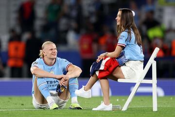 El delantero noruego del Manchester City celebró la victoria en la final de la Champions League 2023 sobre el césped del Estadio Olímpico Atatürk junto a su pareja sentimental Isabel Haugseng.